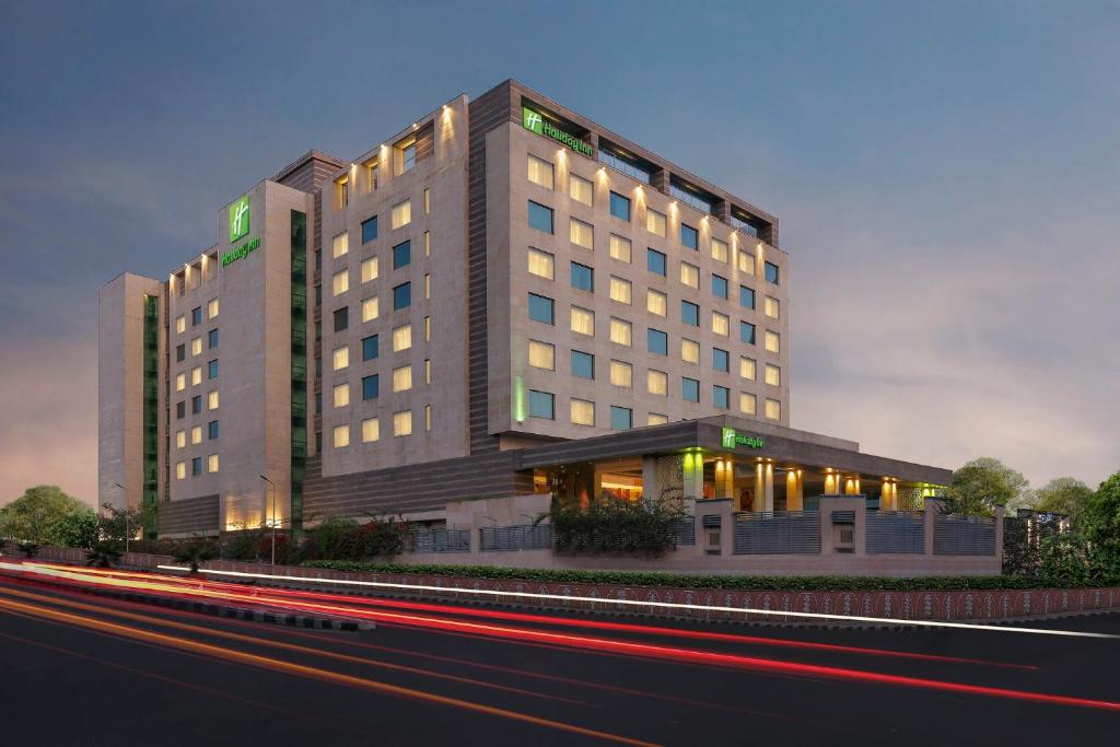 HOLIDAY INN